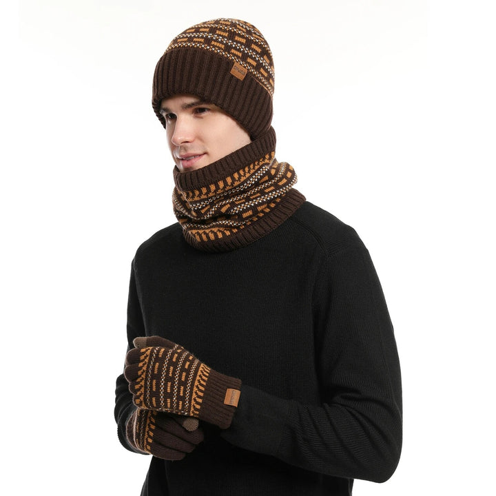 Close-up van de zachte fleece stof van de heren muts, sjaal en handschoenen winterset.