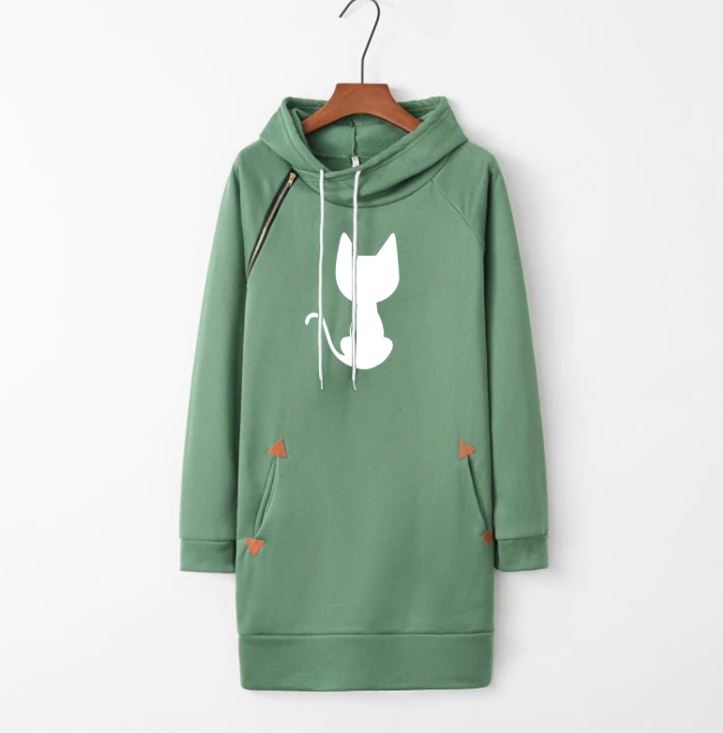 Model draagt een stijlvolle en comfortabele dames hoodiejurk met zakken, perfect voor ontspannen dagen.