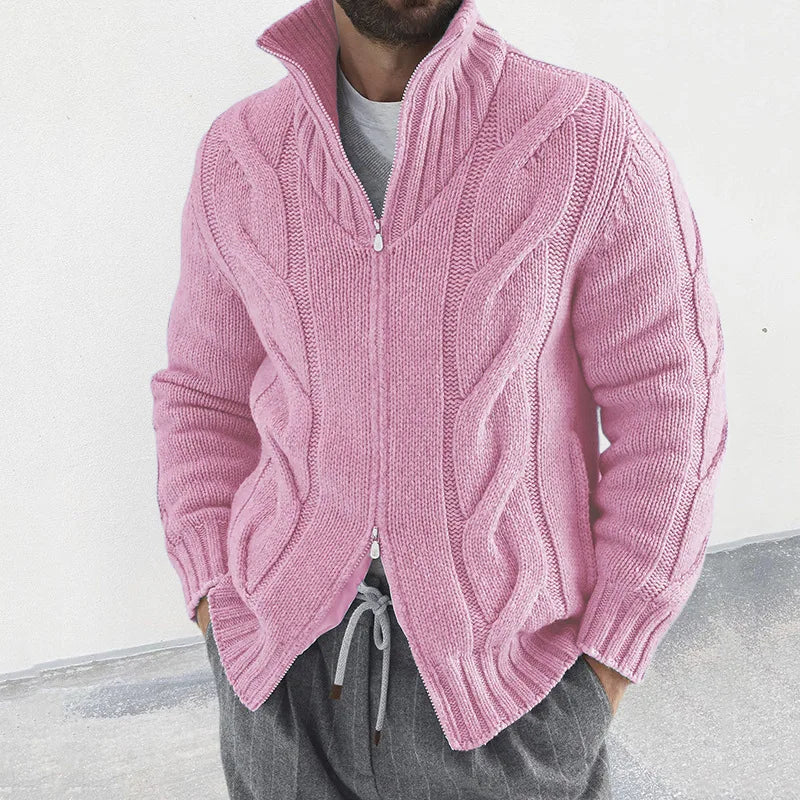 Dit warme en comfortabele heren gebreide vest met hoge kraag en ritssluiting is een must-have.