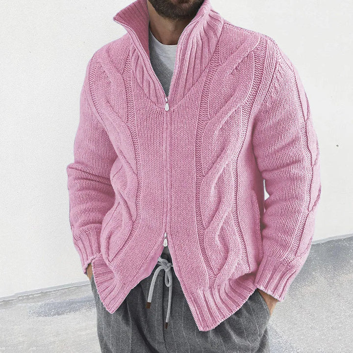Dit warme en comfortabele heren gebreide vest met hoge kraag en ritssluiting is een must-have.