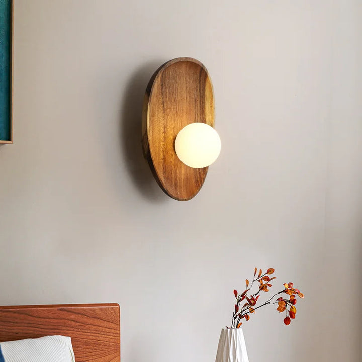 Design wandlamp met acaciahout en opaalglas, voegt natuurlijke elegantie toe aan je interieur.