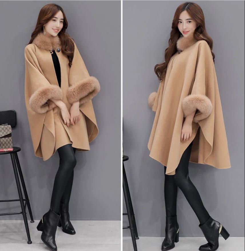 Deze elegante dames winterjas biedt warmte en stijl, met een modieuze losse pasvorm en bontafwerking.