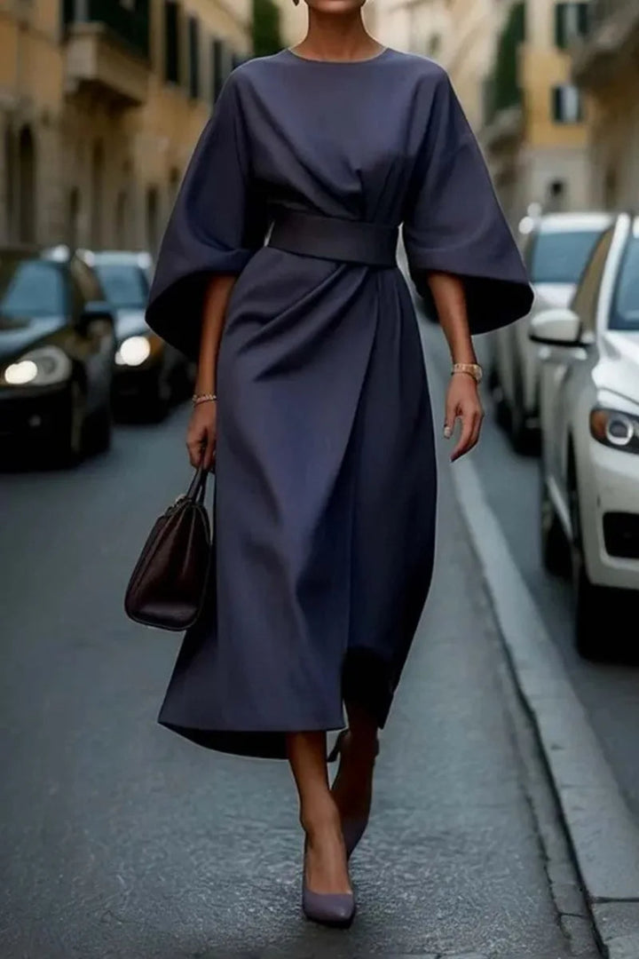 Dames midi jurk, A-lijn model met riem die de taille accentueert. Perfect als stijlvolle riemjurk.