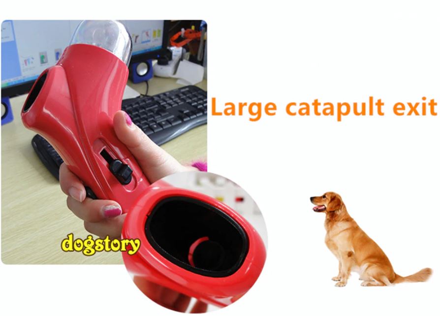 Eigenaar gebruikt de honden snack launcher voor training en vermaak met zijn actieve huisdier.