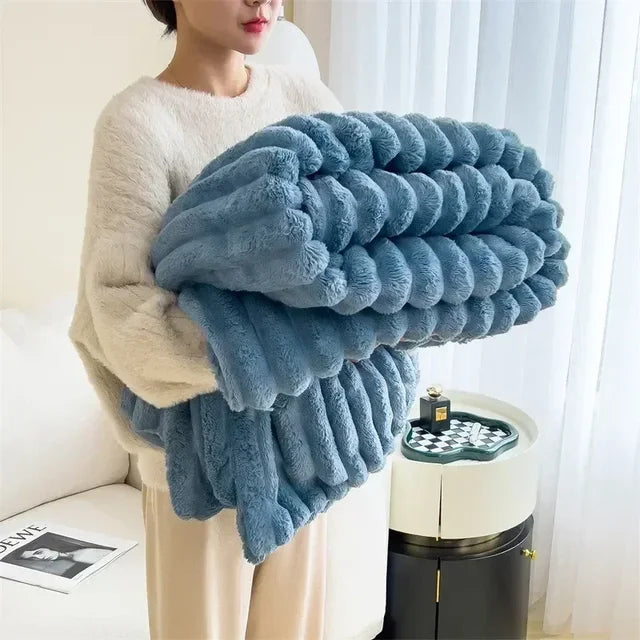 Gezellige pluche bankdeken, ideaal als warme decoratie en huistextiel in de woonkamer.