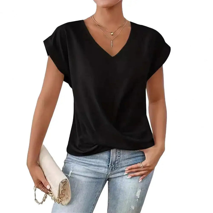 Stijlvolle dameskleding: V-hals blouse met subtiel geplooid detail voor een chique look.