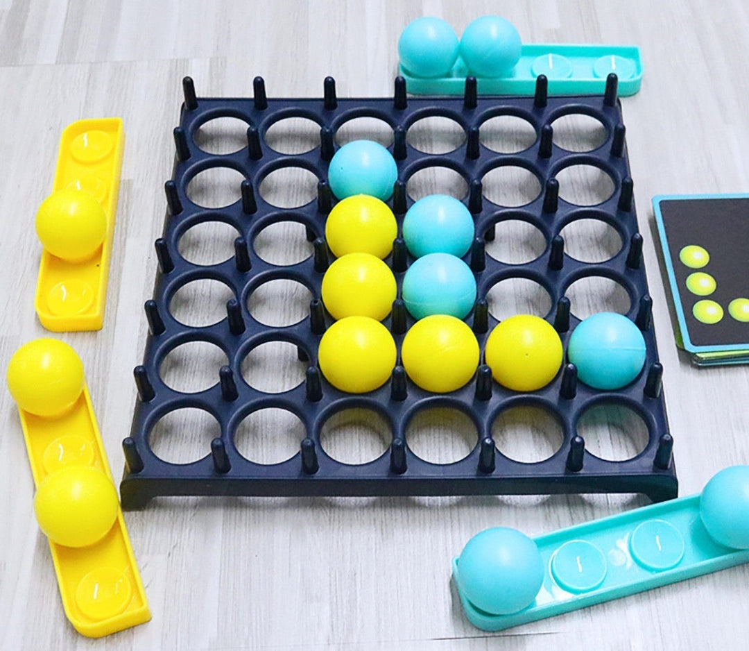 Familie speelt samen interactief springbalspel; gezellig en uitdagend binnenspeelgoed voor iedereen.