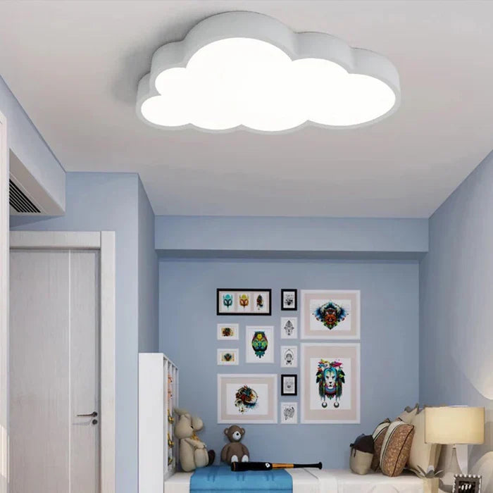 Stijlvolle LED plafondlamp in wolk vorm voor kinderkamer, biedt zachte en energiezuinige verlichting.