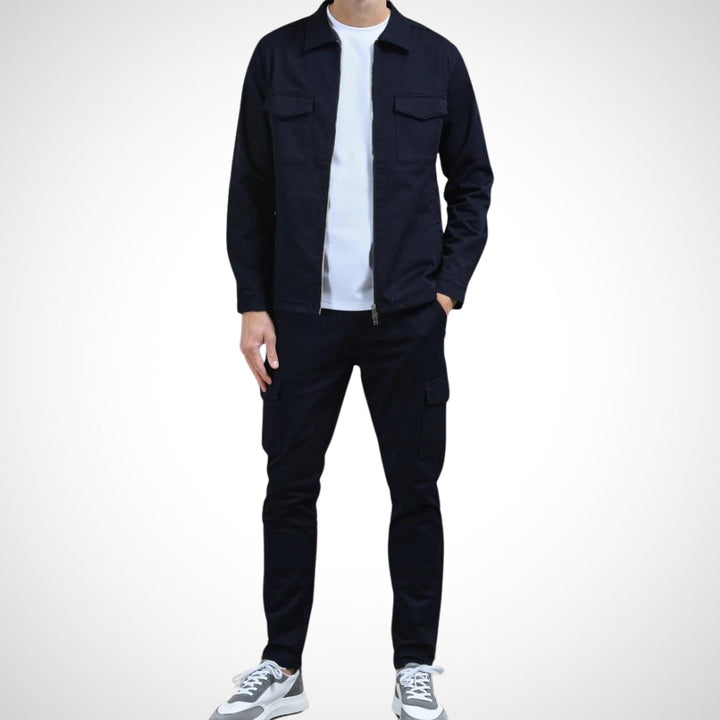 Modern slimfit heren trainingspak met cargozakken, sportief en stijlvol. Perfect voor een casual look.
