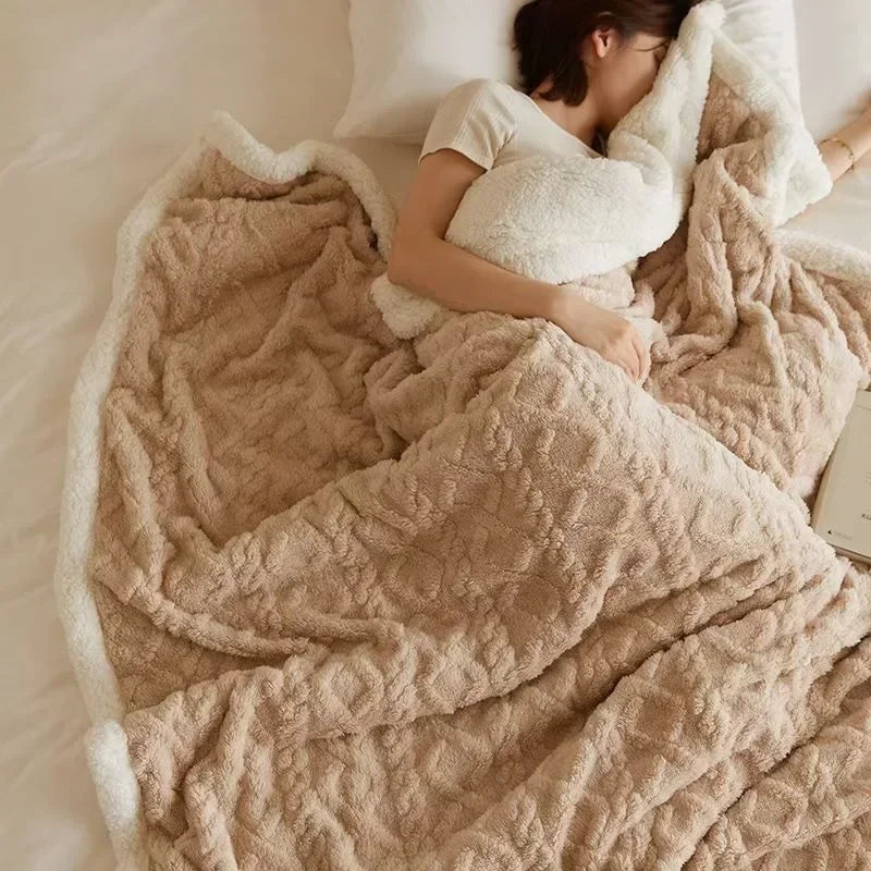 Gezellige lamswollen winterdeken op de bank; perfect woondeken voor warme avonden en huisdecoratie.