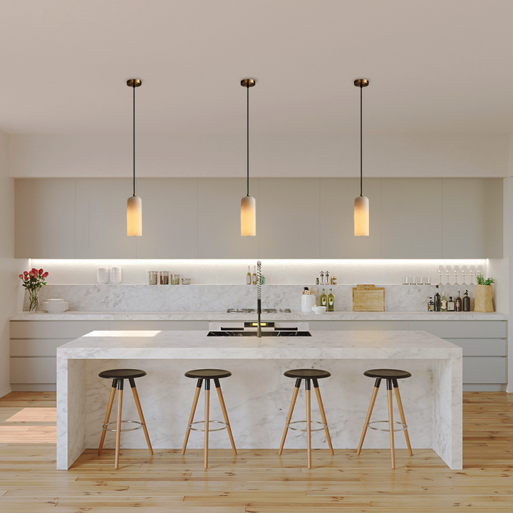 Elegante albasten hanglamp met messing details voor sfeervolle eetkamerverlichting.