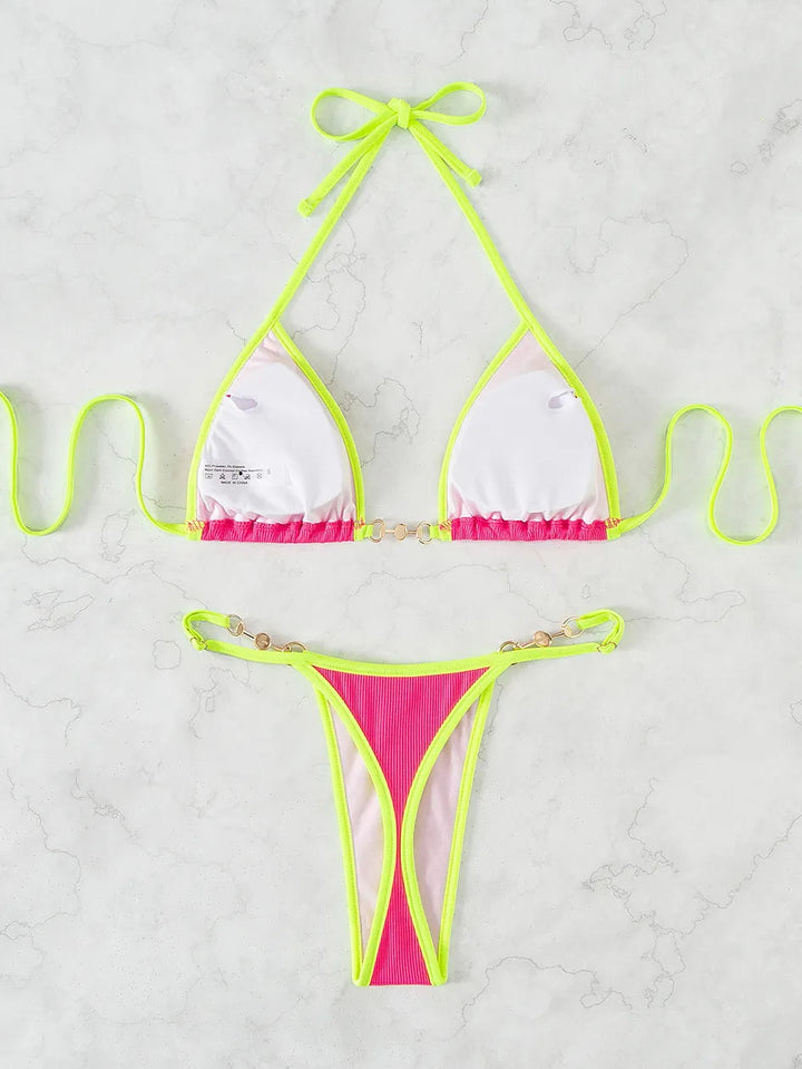 Sexy dames zwemkleding: Braziliaanse bikini met trendy kettingaccent; voor een zomerse dag.
