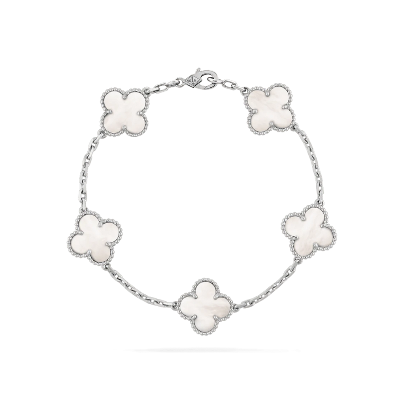 Elegant goudkleurig dames sieraad: de tijdloze Lana armband met fijne details.