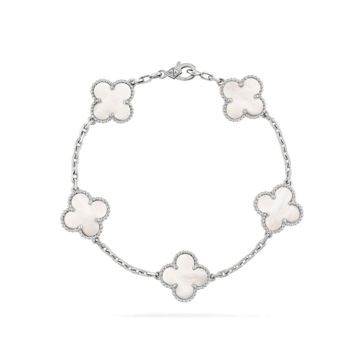 Elegant goudkleurig dames sieraad: de tijdloze Lana armband met fijne details.
