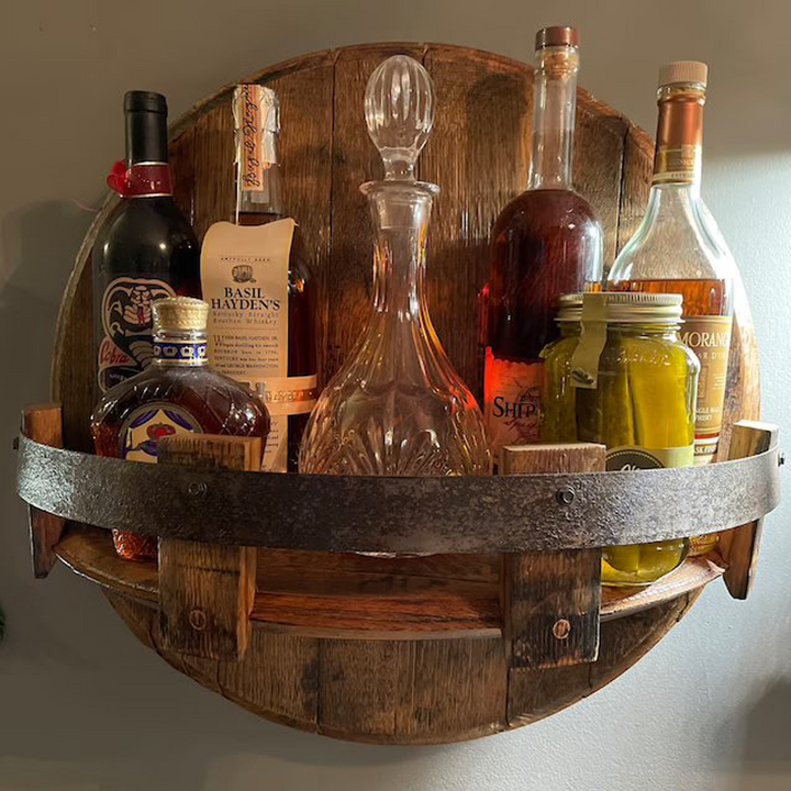 Sfeervol eiken whiskey vatrek van bourbonvat, ideaal als flessenhouder in een rustieke huisbar setting.