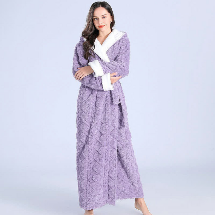 Luxueuze zachte dames badjas van dik flanel met capuchon, een warme loungewear optie in paars.