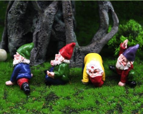 Dronken kabouter met fles, een hilarisch tuinbeeld dat humor toevoegt aan elke tuin.
