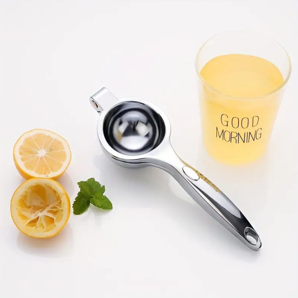 Handmatige roestvrijstalen citruspers in gebruik, perst vers sap uit citroen met ergonomische handgreep.