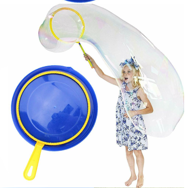 Kinderen genieten van familieplezier met deze plastic bellenblaasmachine, perfect voor tuinspel en buiten bellen blazen.
