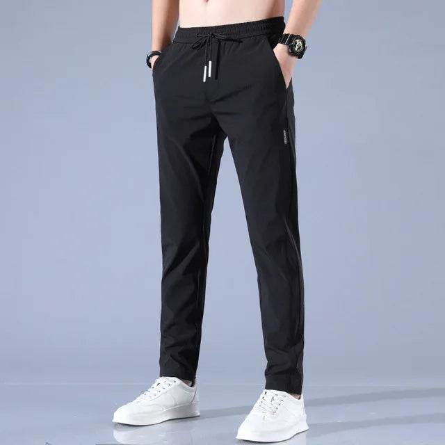 Stijlvolle heren casualbroek met rechte pijpen, comfortabel en flexibel voor dagelijks gebruik of sport.