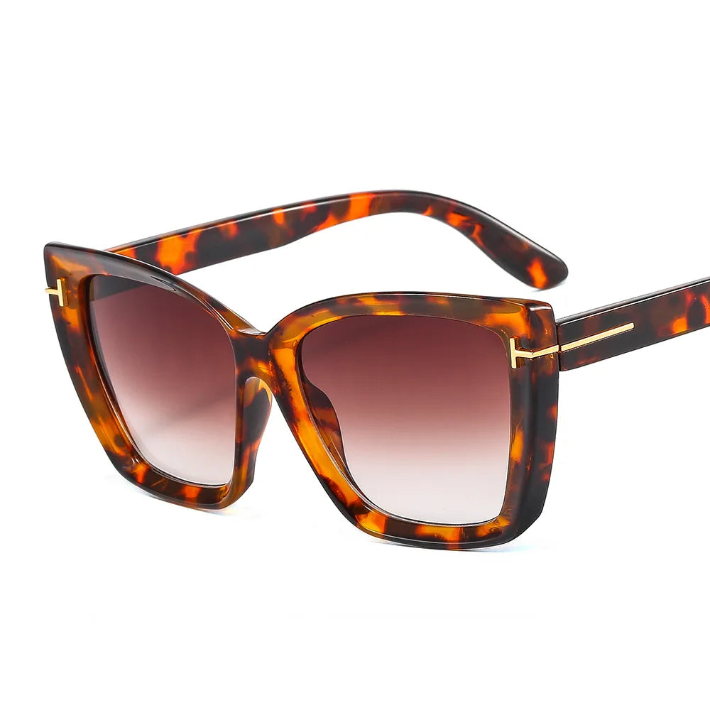 Elegante dames cat-eye zonnebril met UV400 bescherming, verloopglazen en een modern design voor comfort.