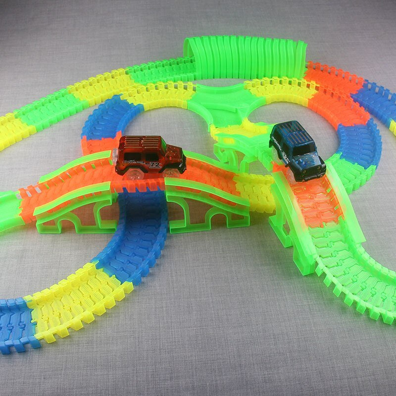 Spannende glow in the dark racebaan bouwset voor jongens en meisjes, compleet met felle LED auto's.