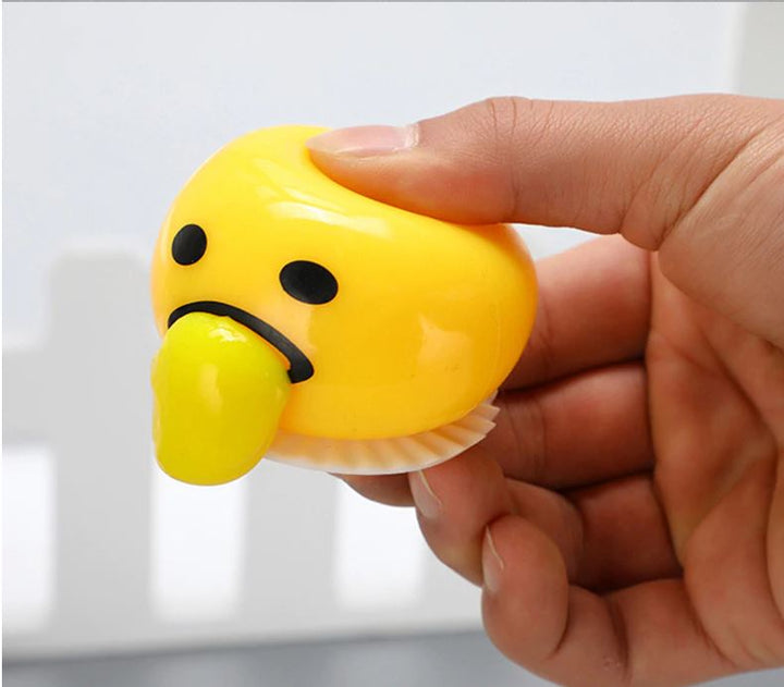 Hand knijpt in een grappig stressverlichtend ei-speelgoed, perfect voor ontspanning en anti-stress momenten.