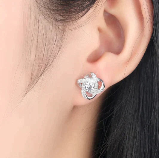 Verzilverde Liefdesknoop ketting & bijpassende oorbellen voor dames. Elegant en verstelbaar sieraden set.