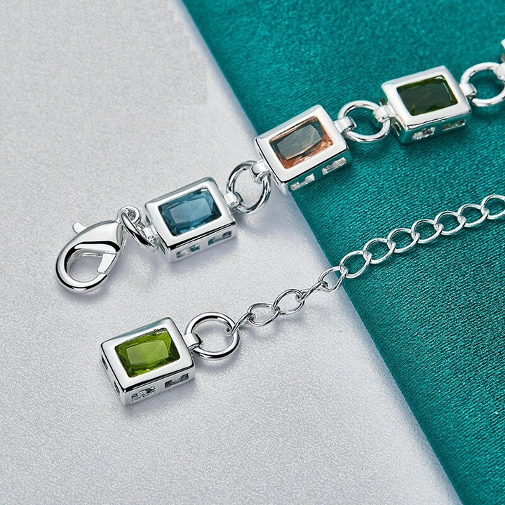 Verstelbare damesarmband met glanzende meerkleurige zirkonia, ideaal voor een elegante look. Verzilverd sieraad.