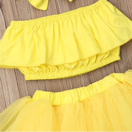Vrolijke babymeisjes prinsessenjurk gedragen door een peuter. Comfortabele meisjeskleding voor zomer & speciale gelegenheden.