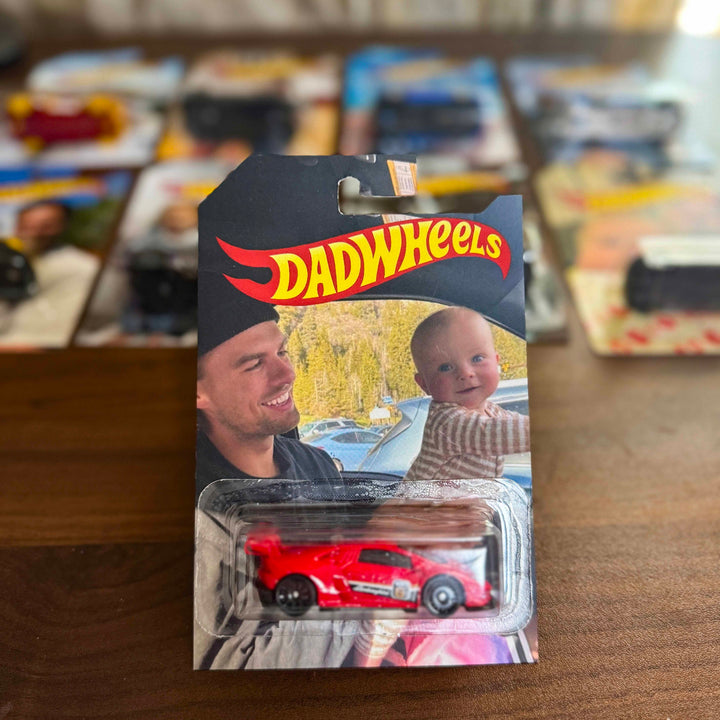 Duurzame cadeauverpakking voor speelgoedauto's, te personaliseren met tekst of logo als uniek geschenk.