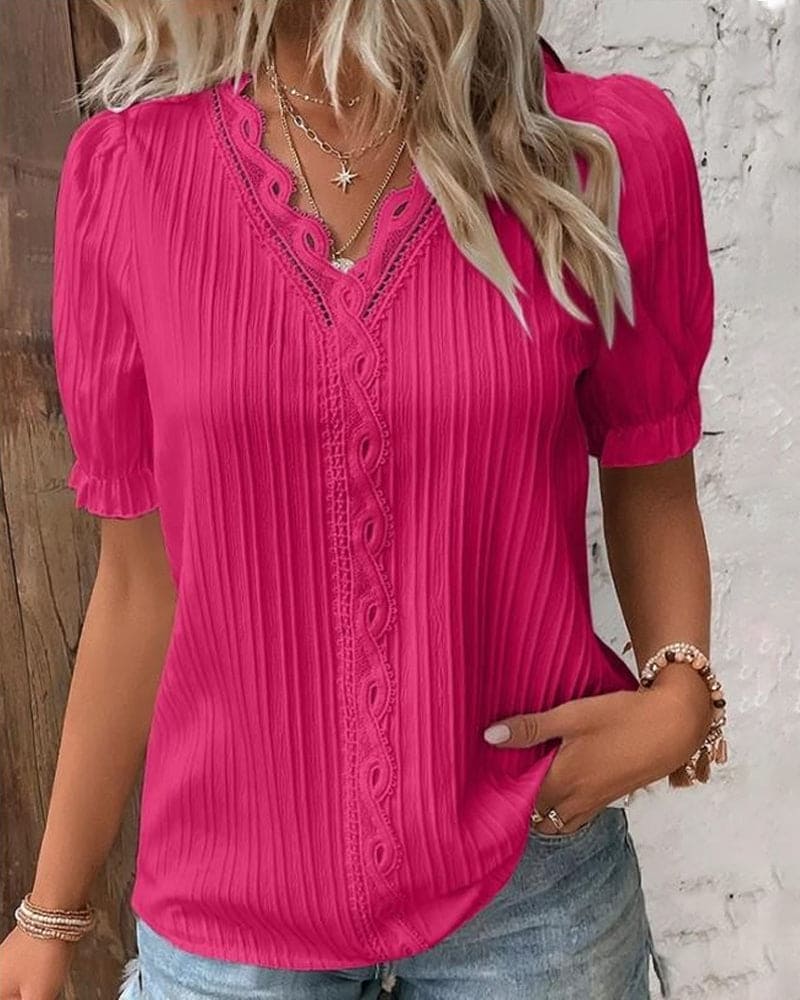 Elegante witte kanten blouse met V-hals voor dames. Perfect voor lente en zomer mode.
