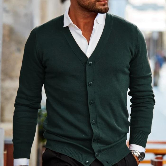 Man draagt elegant BrentonsVest heren cardigan, geschikt voor casual en zakelijke gelegenheden. Moderne herenmode.