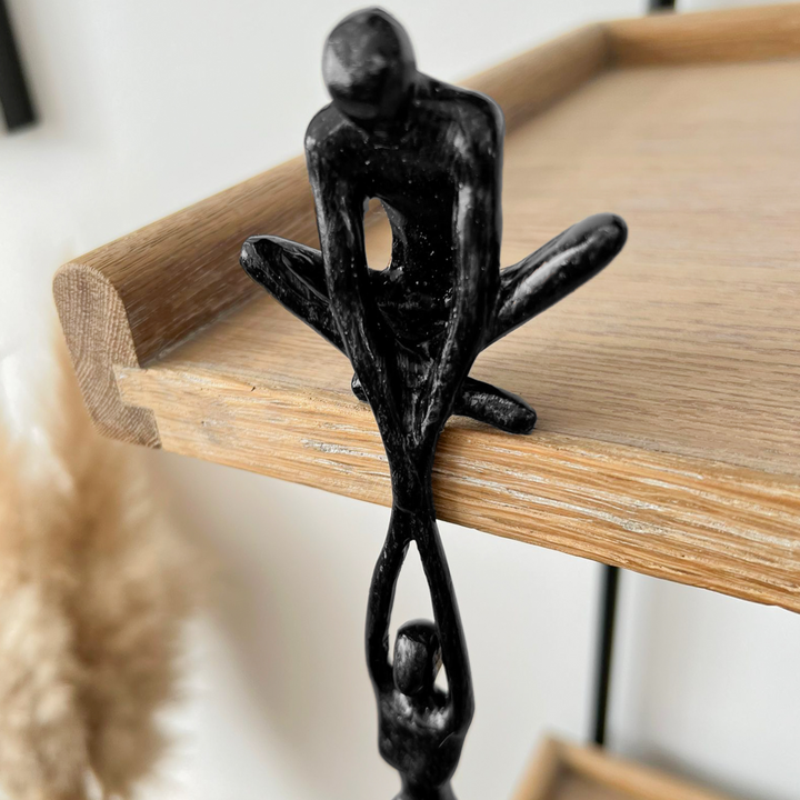 Elegant kunstbeeld van twee verstrengelde zielen, symboliseert liefde en verbondenheid. Handgemaakt decoratiestuk voor thuis.
