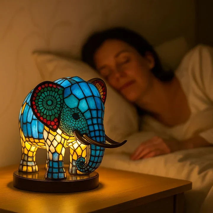Close-up van de gedetailleerde, handgemaakte olifantenlamp; unieke decoratie en warme sfeerverlichting.