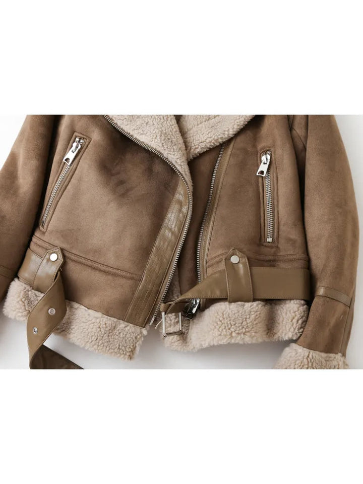 Dames winterjas in detail. Zachte, warme stof voor comfortabele en trendy bovenkleding.