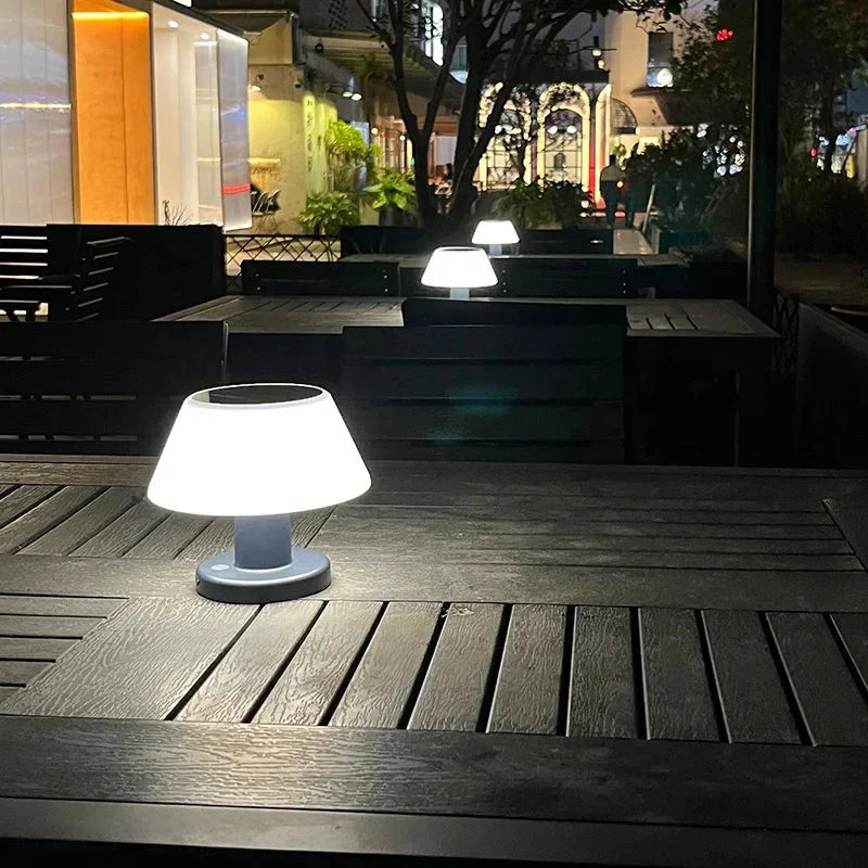 Robuuste EcoGlow solar tafellamp (IP65) met LED, draadloos en veelzijdig voor tuin, balkon of binnen.