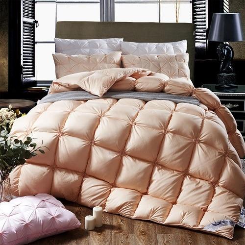Wit PlumeLux ganzendons dekbed, doorgestikt. Dit warme en comfortabele donsdekbed verrijkt elke slaapkamer.