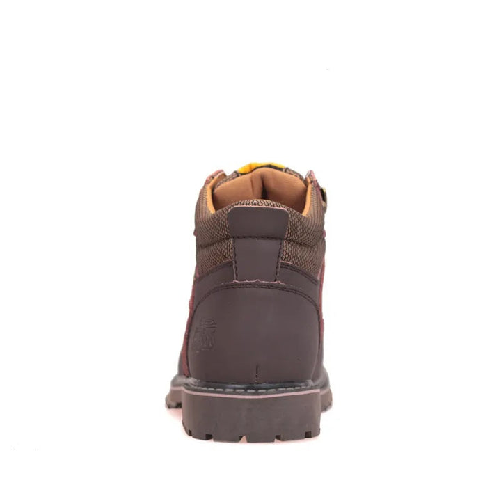 Twee paar retro heren wintersneakers, warm en waterdicht, gepresenteerd als comfortabele en modieuze schoenen.