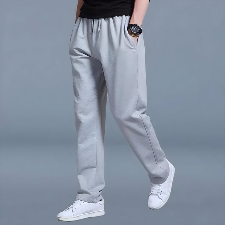 Mikael donkergrijze joggingbroek voor heren. Comfortabele casual broek met sportieve streetwear look.