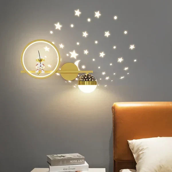 Decoratieve LED wandlamp voor de babykamer; GlowNest met zachte, veilige driekleuren verlichting.