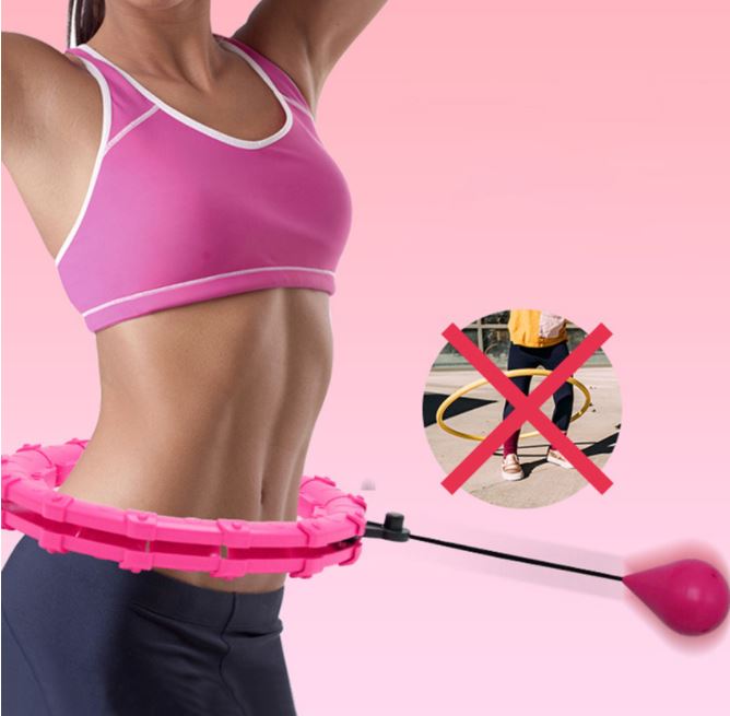 Vrouw gebruikt roze/violet slimme fitness hoepel voor dynamische thuisworkout en calorieverbranding. Perfect voor sport en afvallen.
