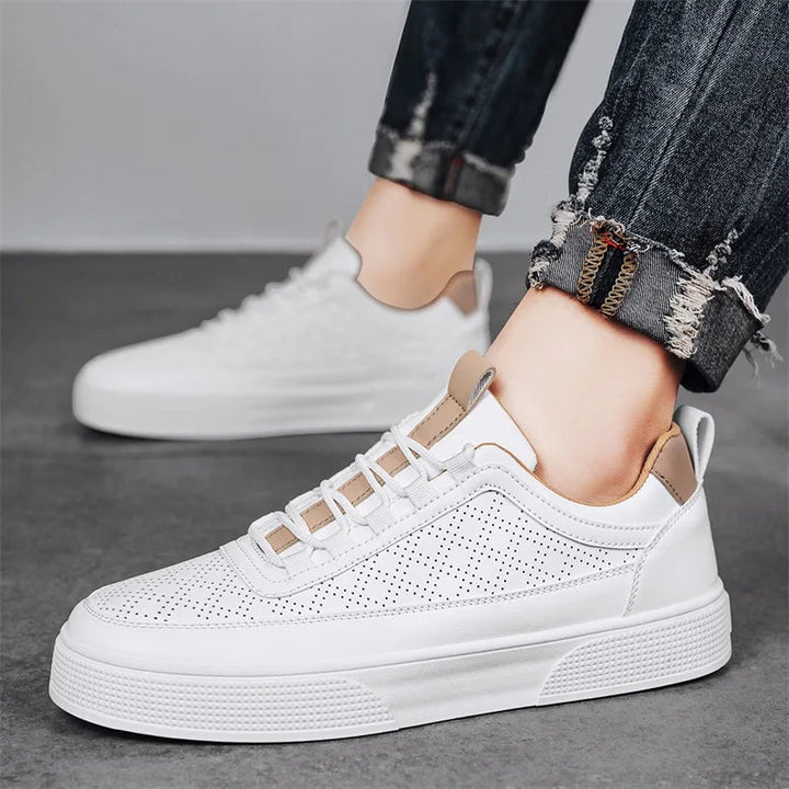 Heren UrbanStride luxe sneakers van Hoymans. Stijlvolle khaki en witte veterschoenen voor dagelijks comfort.