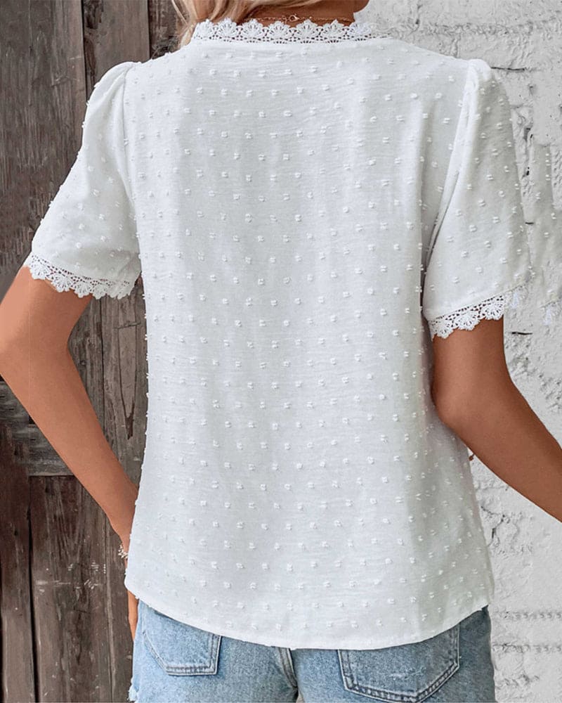 Trendy dames kanten blouse in wit, met korte mouwen en flatterende V-hals, een must-have zomer item.