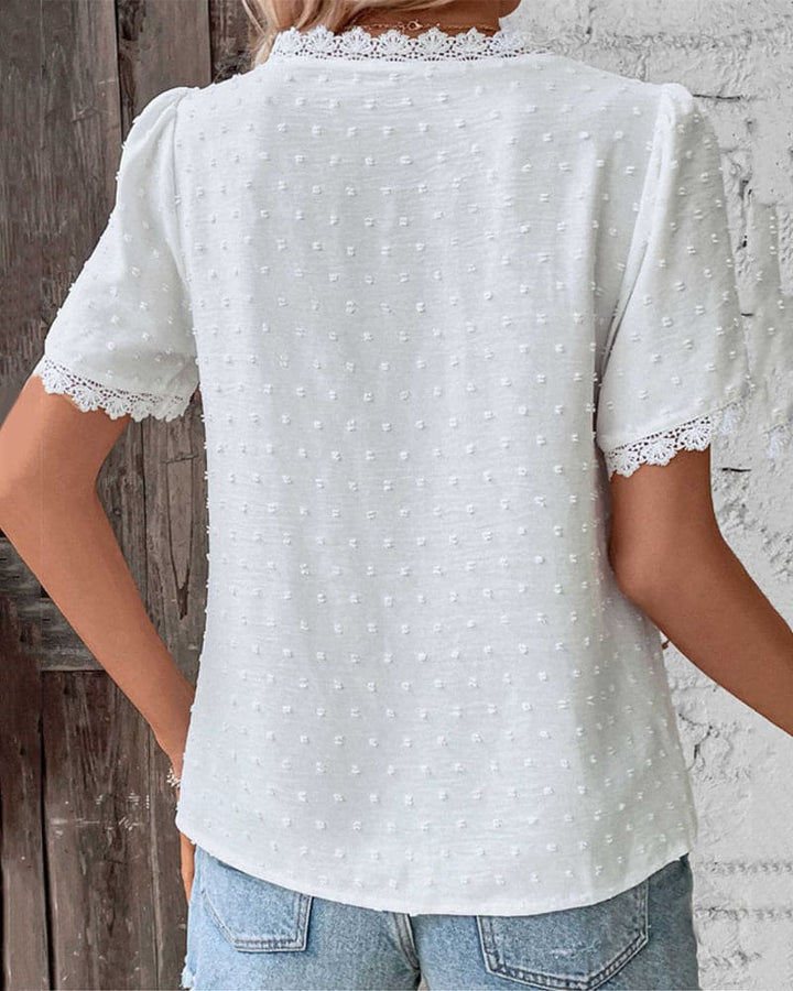 Trendy dames kanten blouse in wit, met korte mouwen en flatterende V-hals, een must-have zomer item.