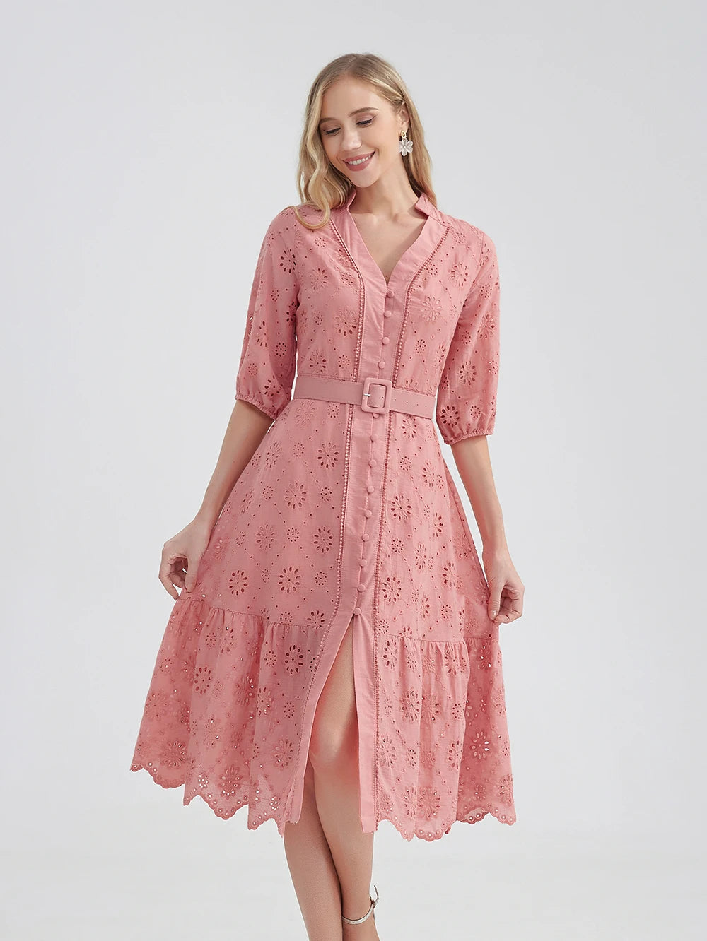 Stijlvolle dames zomerjurk met ruches en diepe V-hals, perfect voor casual comfort.