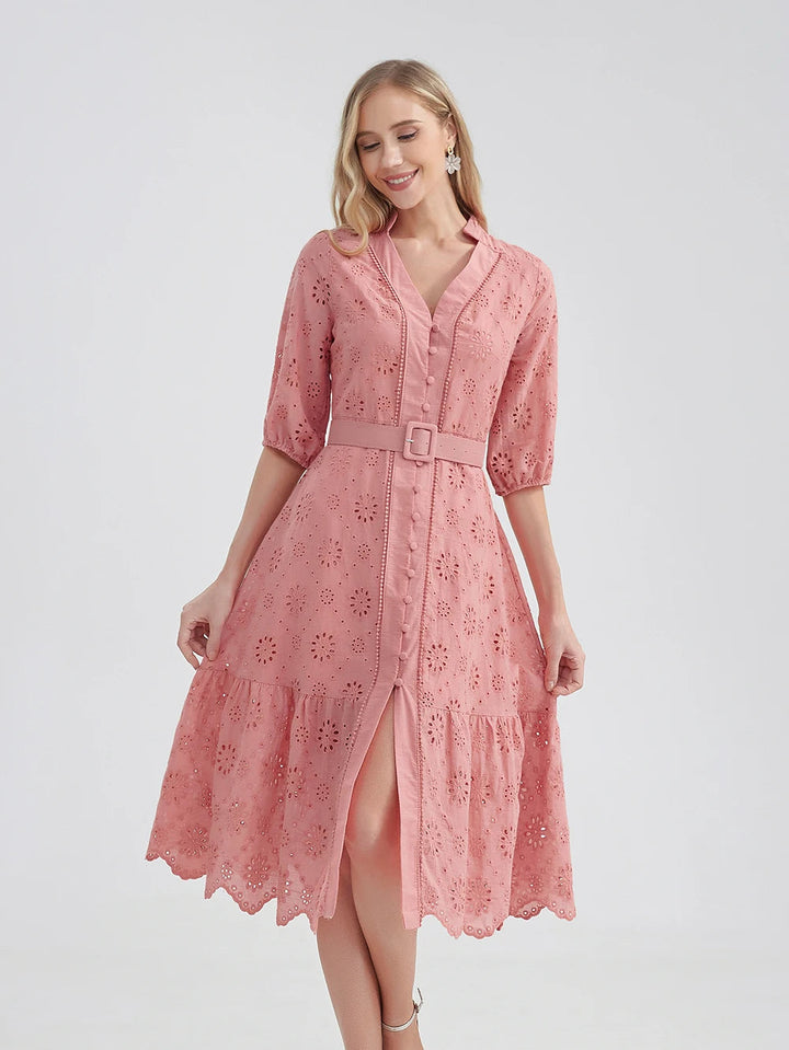 Stijlvolle dames zomerjurk met ruches en diepe V-hals, perfect voor casual comfort.