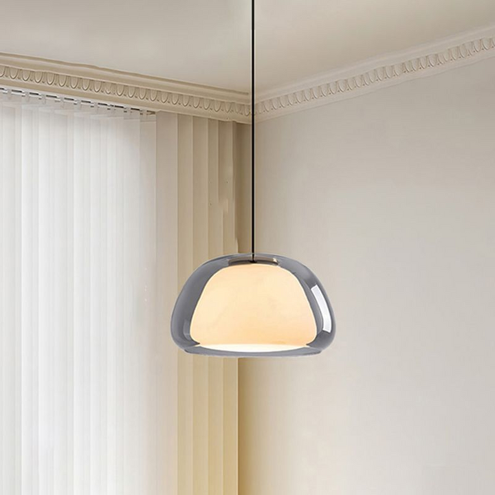 Moderne jelly hanglamp met elegante glazen kap voor sfeervolle eetkamer verlichting.