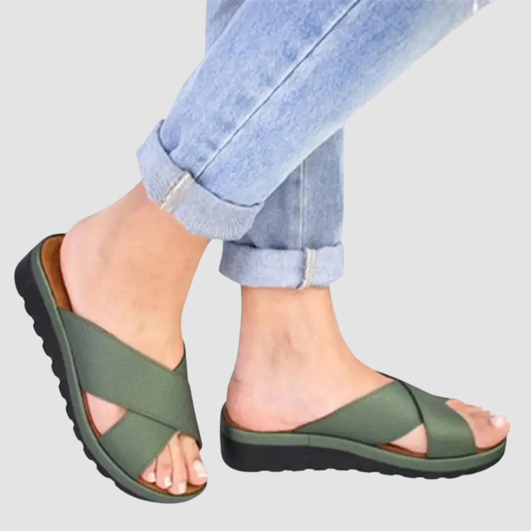 Comfortabele Rory dames sandalen voor strand & vakantie; trendy zomerschoenen met stijlvolle open look in goud.