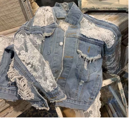 Comfortabel casual denim damesjasje met subtiele bloemen, ideaal voor lente en zomer.